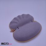 عکس از کیف عینک زیپ دار شکل صدفی و رنگ طوسی جیر مدل 991313