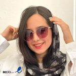 عکس از خانمی که عینک آفتابی گربه ای زنانه با فریم فلزی کد 324-828 به چشم زده است