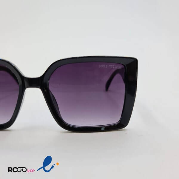 عکس از عینک آفتابی زنانه با فریم مربعی و مشکی مدل d21289