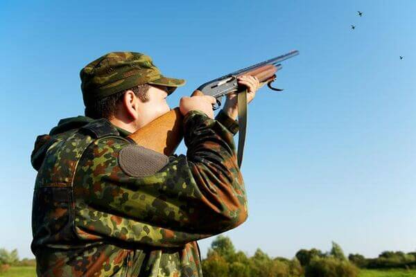 عکس از مردی که با تفنگ در حال شکار است که نشان دهنده تشخیص چشم چپ یا چشم راست است