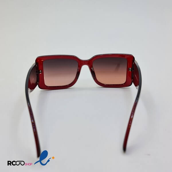 عکس از عینک آفتابی زنانه دسته پهن و فریم قرمز آلبالویی مدل d21236