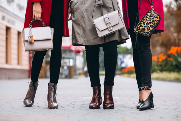 عکس از خانم هایی که کیف های مختلفی را در دست دارند و مناسب ماه محرم امسال است
