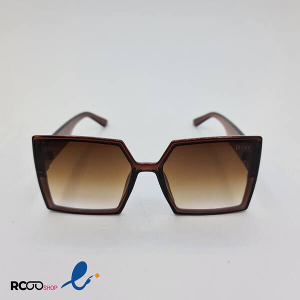 عکس از عینک افتابی مربعی شکل با فریم قهوه ای و دسته پهن مدل 10 برند dior