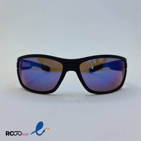 عکس از عینک ورزشی با فریم مشکی مات و لنز آینه ای و آبی رنگ مدل 437-506