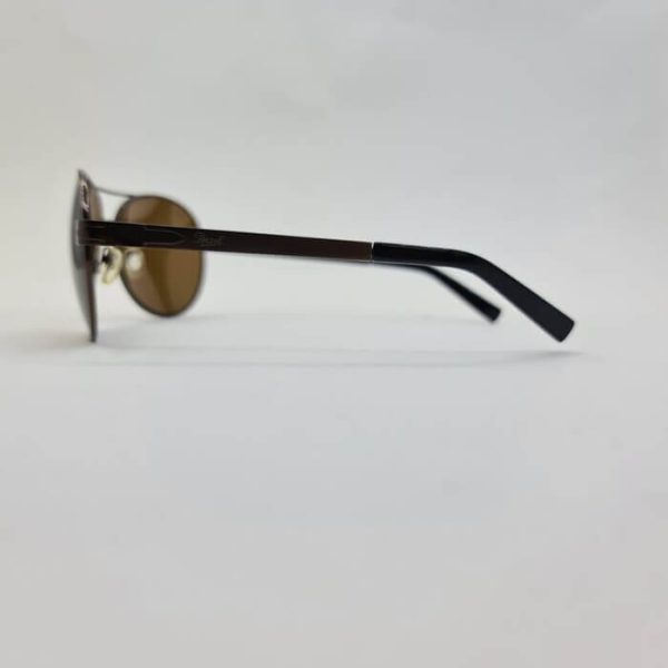 عکس از عینک آفتابی برند پرسول با فریم فلزی و دسته فنری و عدسی شیشه ای مدل po3090s