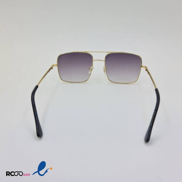 عکس از عینک آفتابی با فریم مربعی و طلایی رنگ و دسته فنری برند پلیس مدل 7032