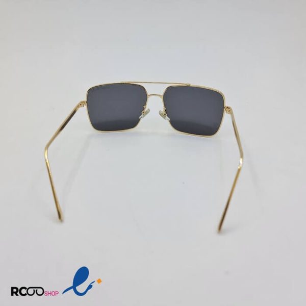 عکس از عینک آفتابی هوگو باس با فریم مربعی و فلزی طلایی و عدسی دودی مدل d20181