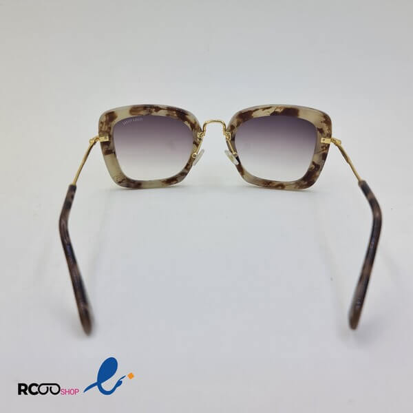 عکس از عینک آفتابی مربعی با فریم طرح سنگ و دسته طلایی miu miu مدل mu07os