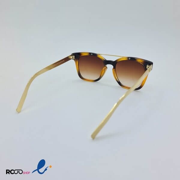 عکس از عینک آفتابی مربعی با دسته و پل بینی فلزی و طلایی رنگ مدل 211s
