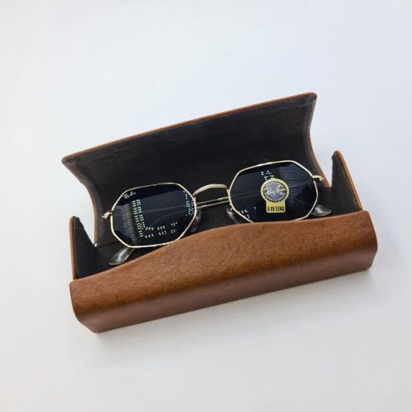 عکس از کیف عینک آهنربایی با رنگ قهوه ای و مستطیلی مدل 991468