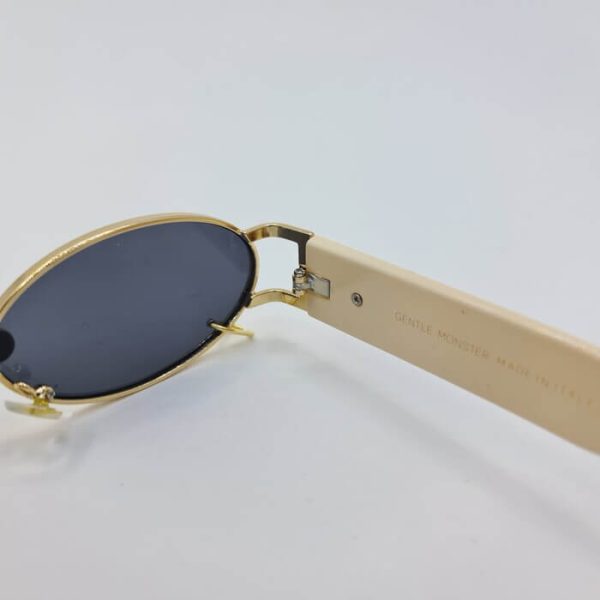 عکس از عینک آفتابی پیرسینگ دار جنتل مانستر با دسته کرمی مدل 8036