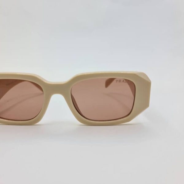عکس از عینک آفتابی 3 بعدی برند prada با فریم کرمی و دسته پهن مدل 3941