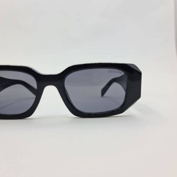 عکس از عینک آفتابی سه بعدی برند پرادا با فریم مشکی و دسته پهن مدل 3941