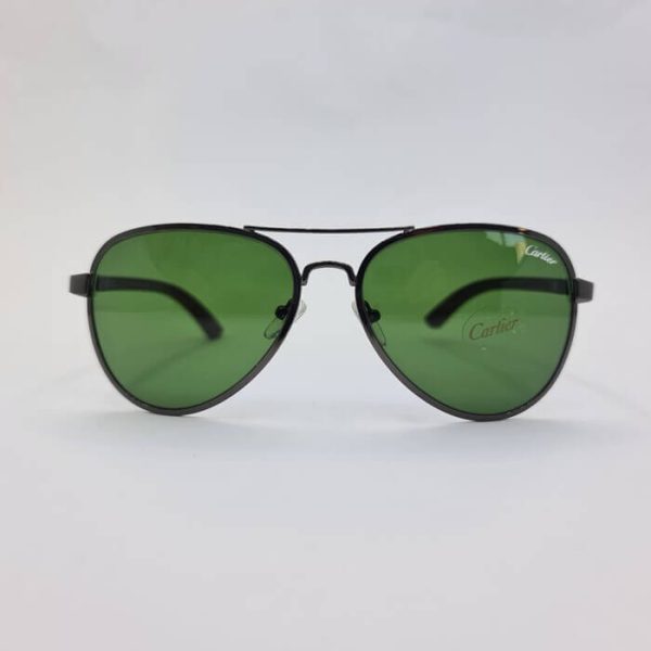 عکس از عینک آفتابی خلبانی برند کارتیر cartier با عدسی سبز و دسته چوبی مدل 125c2 و آنتی رفلکس anti reflex و ar
