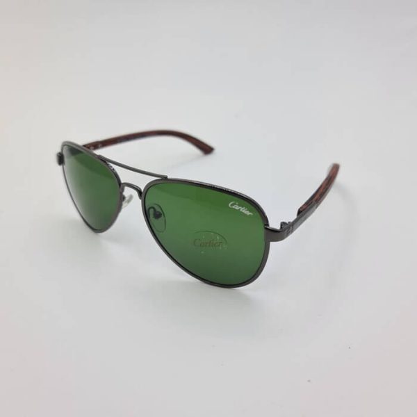 عکس از عینک آفتابی خلبانی برند کارتیر cartier با عدسی سبز و دسته چوبی مدل 125c2 و آنتی رفلکس anti reflex و ar