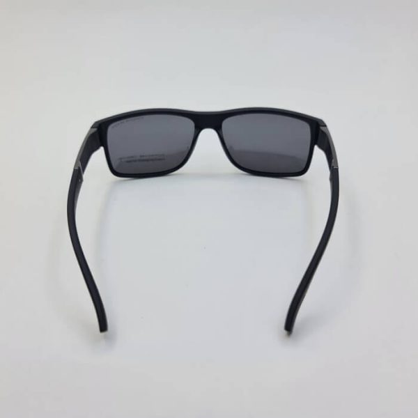 عکس از عینک آفتابی پلاریزه برند پورشه دیزاین با فریم مشکی و دسته استیل مدل d2022-25