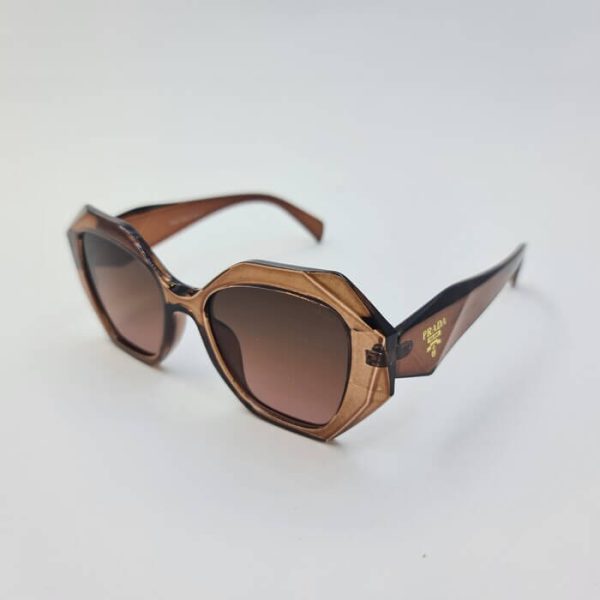 عکس از عینک آفتابی برند prada با دسته سه بعدی و فریم قهوه ای رنگ مدل 8823