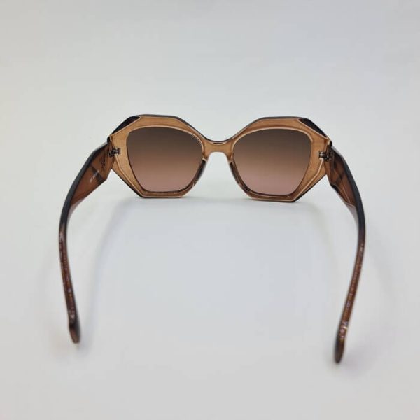 عکس از عینک آفتابی برند prada با دسته سه بعدی و فریم قهوه ای رنگ مدل 8823