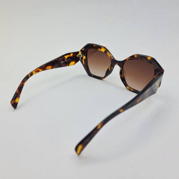 عکس از عینک آفتابی برند پرادا با دسته سه بعدی و فریم پلنگی مدل 8823