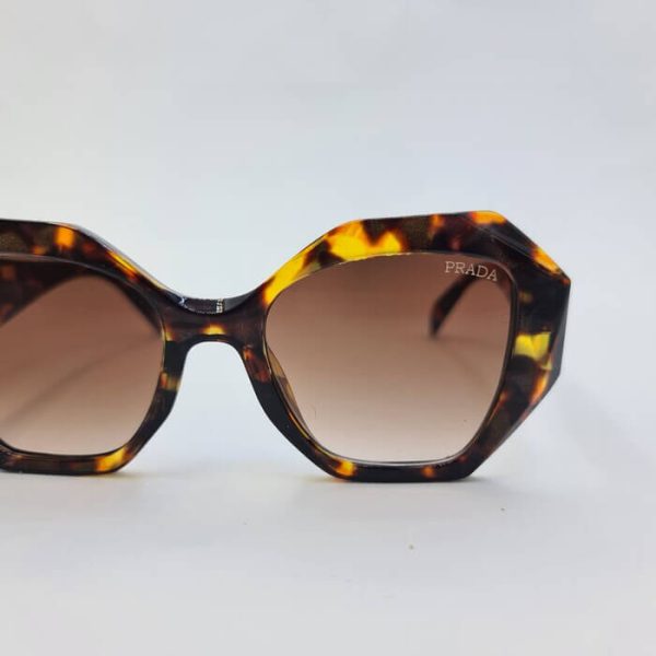 عکس از عینک آفتابی برند پرادا با دسته سه بعدی و فریم پلنگی مدل 8823