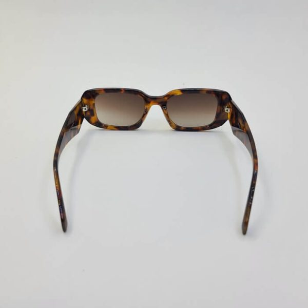 عکس از عینک آفتابی دسته سه بعدی برند prada با فریم پلنگی و مستطیلی مدل 3941