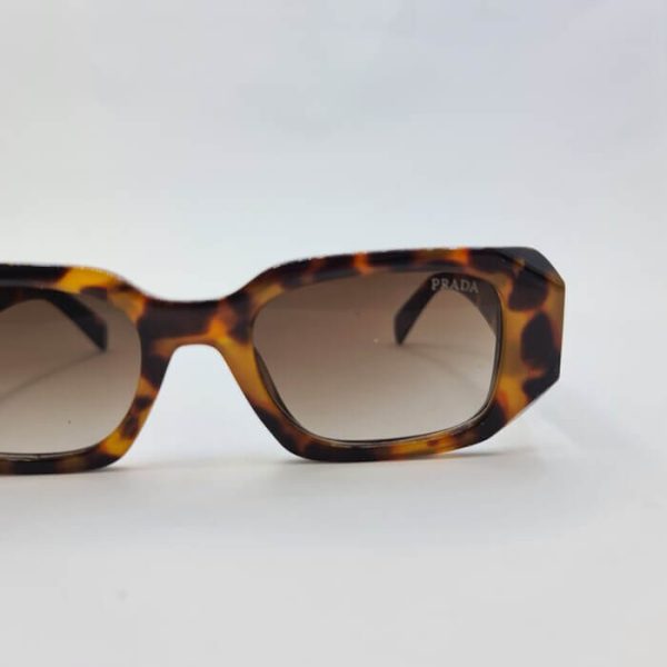 عکس از عینک آفتابی دسته سه بعدی برند prada با فریم پلنگی و مستطیلی مدل 3941
