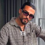 عکس از عینک آفتابی مستطیلی شکل و دسته سه بعدی برند پرادا Prada بر روی صورت