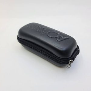 عکس از کیف عینک برند آ او (AO) از جنس چرم و مشکی رنگ مدل 991529