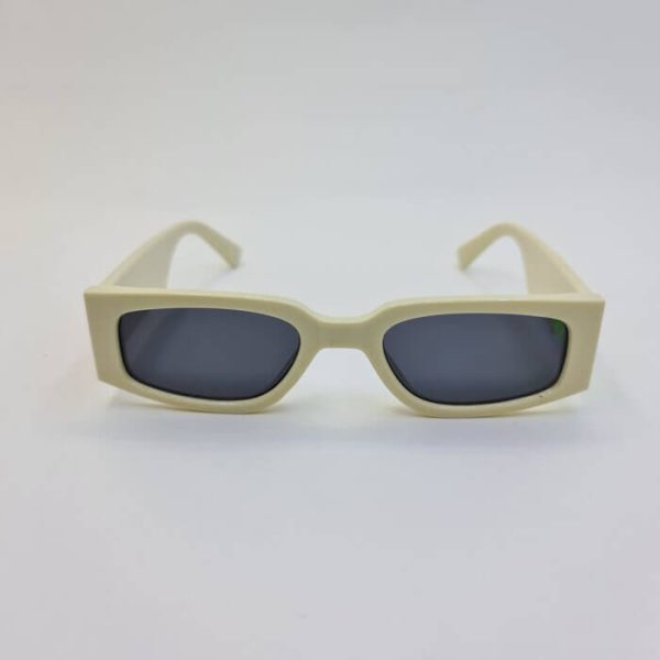 عکس از عینک آفتابی با دسته تراز دار و فریم کرمی رنگ برند هرون پرستون مدل 21090