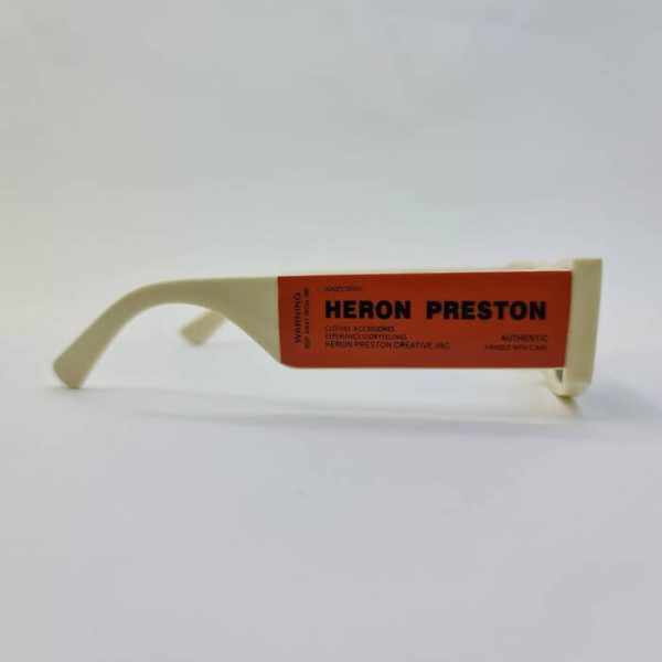 عکس از عینک آفتابی با دسته تراز دار و فریم کرمی رنگ برند هرون پرستون مدل 21090