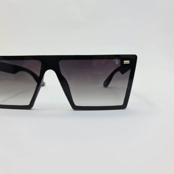 عکس از عینک آفتابی با عدسی اسپرت و یکسره برند ریبن و فریم گربه ای مدل 9020