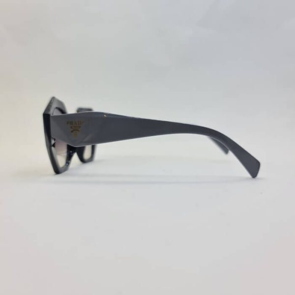 عکس از عینک آفتابی پرادا با فریم مشکی و دسته طوسی رنگ 3 بعدی مدل pa88038