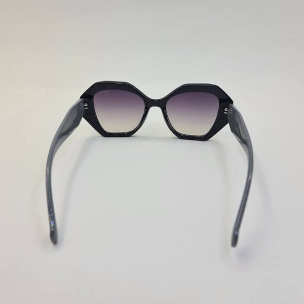 عکس از عینک آفتابی پرادا با فریم مشکی و دسته طوسی رنگ 3 بعدی مدل pa88038