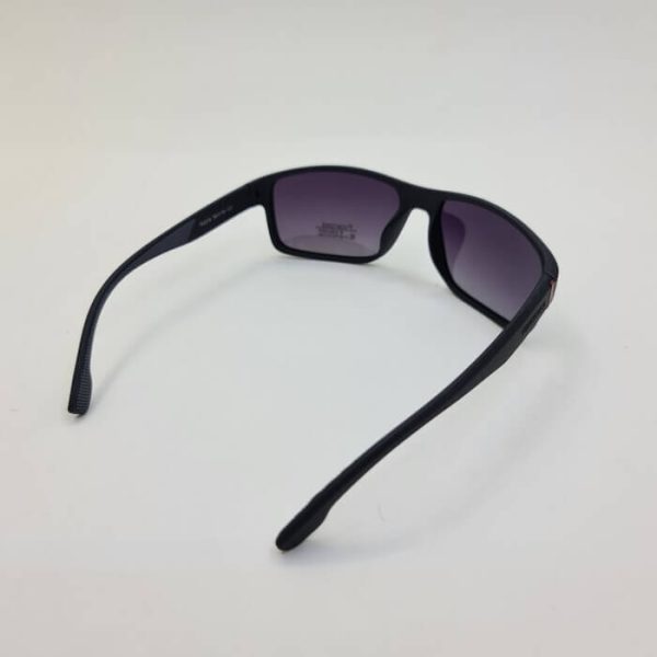 عکس عینک آفتابی پلاریزه با فریم مشکی مات برند کاررا مدل p2218