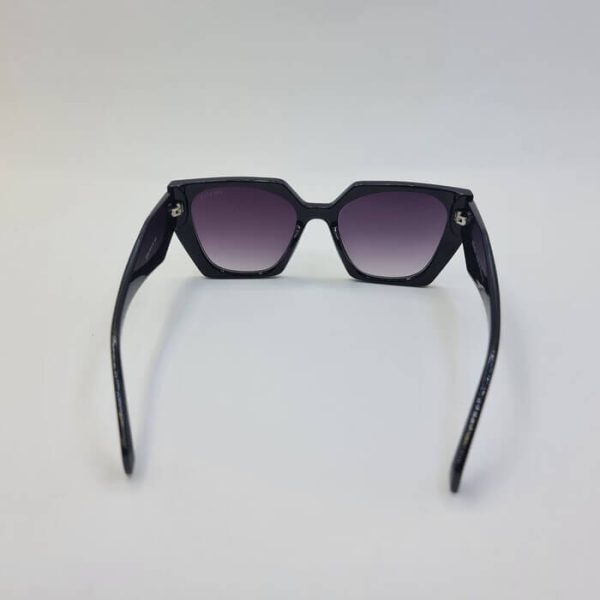 عکس از عینک آفتابی پرادا با فریم دو رنگ مشکی و زرشکی و دسته 3 بعدی مدل 2246