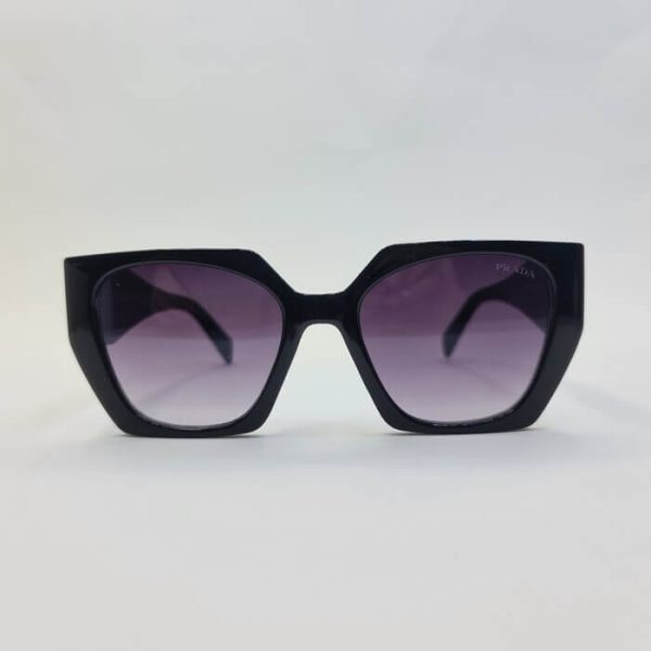 عکس از عینک آفتابی پرادا با فریم دو رنگ مشکی و زرشکی و دسته 3 بعدی مدل 2246