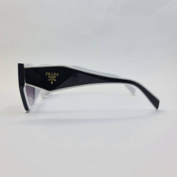 عکس از عینک آفتابی prada با فریم دو رنگ مشکی و سفید و دسته سه بعدی مدل 2246