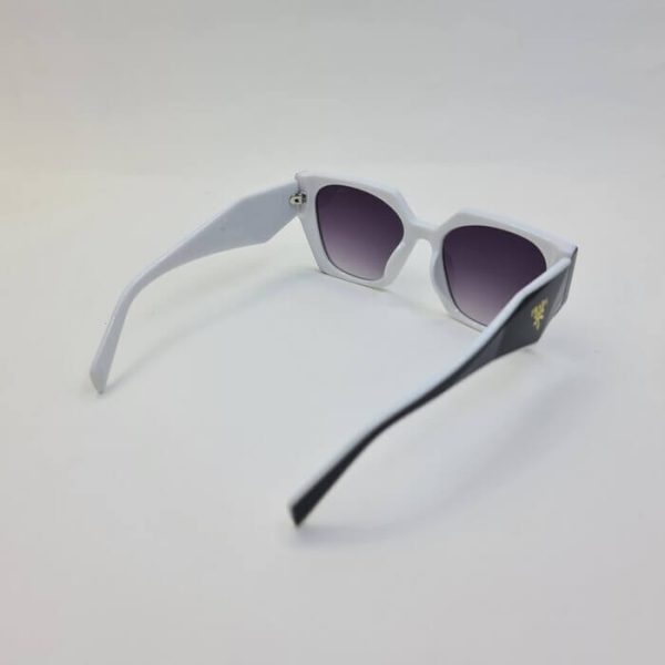 عکس از عینک آفتابی prada با فریم دو رنگ مشکی و سفید و دسته سه بعدی مدل 2246