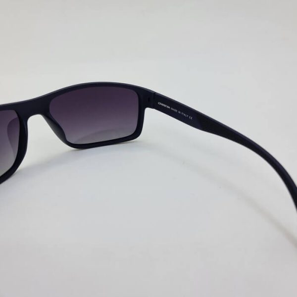 عکس از عینک آفتابی پلاریزه با فریم سرمه ای مات برند کاررا مدل p2218
