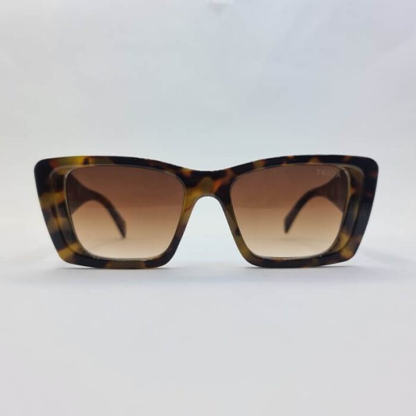 عکس از عینک آفتابی گربه ای با فریم پلنگی و دسته سه بعدی برند پرادا مدل 9710
