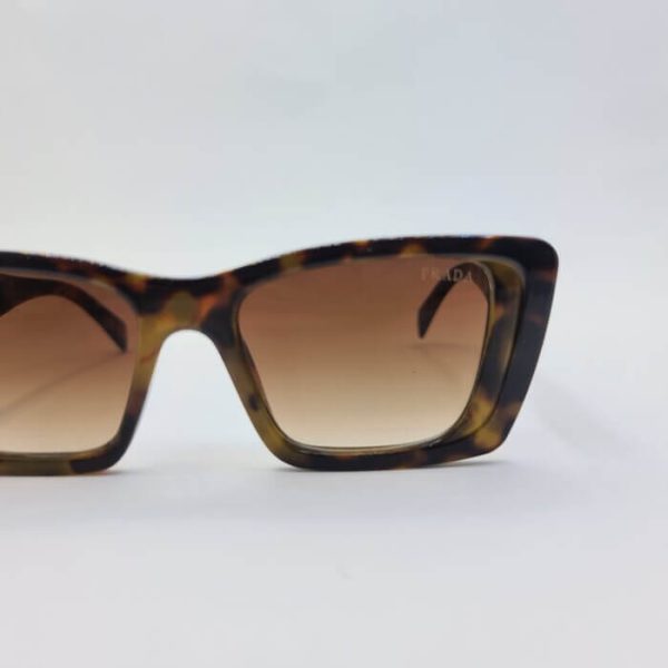 عکس از عینک آفتابی گربه ای با فریم پلنگی و دسته سه بعدی برند پرادا مدل 9710