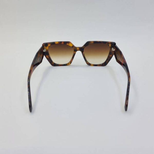 عکس از عینک آفتابی پرادا با فریم دو رنگ پلنگی و کرمی و دسته 3 بعدی مدل 2246