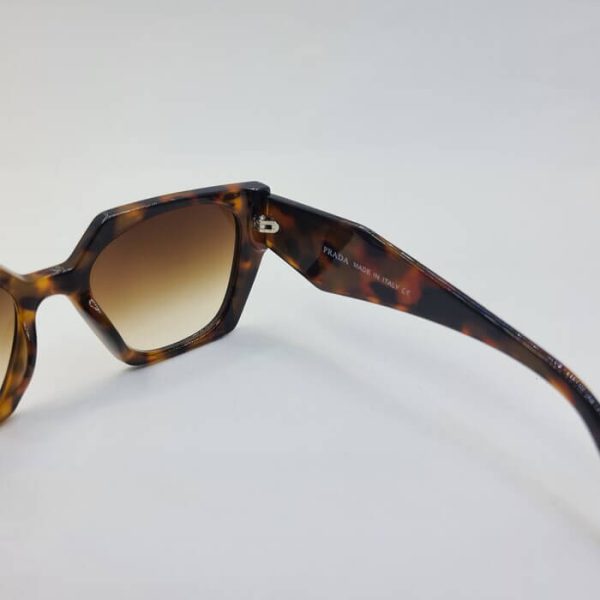 عکس از عینک آفتابی پرادا با فریم دو رنگ پلنگی و کرمی و دسته 3 بعدی مدل 2246