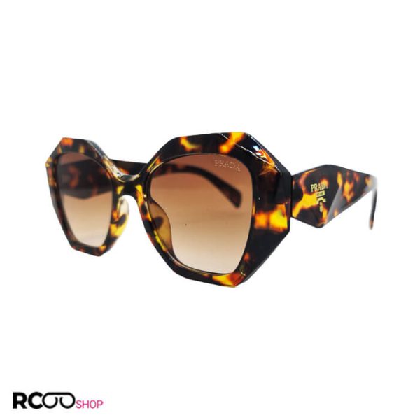 عکس از عینک آفتابی برند پرادا با فریم سه بعدی و رنگ قهوه ای پلنگی مدل pa88038