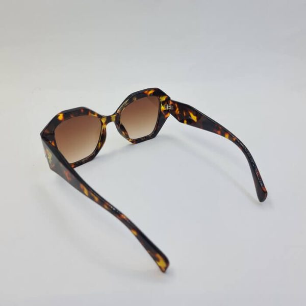 عکس از عینک آفتابی برند پرادا با فریم سه بعدی و رنگ قهوه ای پلنگی مدل pa88038