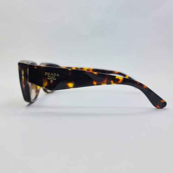 عکس از عینک آفتابی prada با فریم پلنگی و مستطیلی شکل مدل 3745