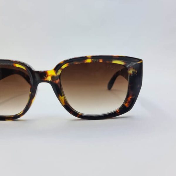 عکس از عینک آفتابی prada با فریم پلنگی و مستطیلی شکل مدل 3745