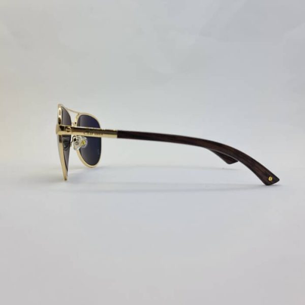 عکس از عینک دودی خلبانی برند کارتیه cartier با دسته چوبی و فریم طلایی مدل 125c1