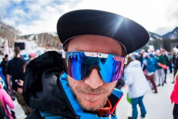 عکس از مردی که عینک ورزشی و عینک آفتابی برند پیت وایپر را به چشم زده است که مخصوص کوهنوردی و ورزش اسکی میباشد و این عینک از تجهیزات مهم و لوازم جانبی کوهنوردی میباشد