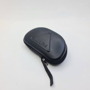 عکس از کیف عینک برند پرادا Prada بیضی شکل از جنس چرم و مشکی مدل 991540